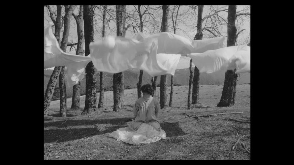 Extrait d'un clip de Hannah Miette et Kate Stables, noir et blanc.