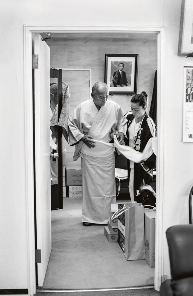 Photographie en noir et blanc de Chloé Jafé montrant deux membres de la mafia japonaise