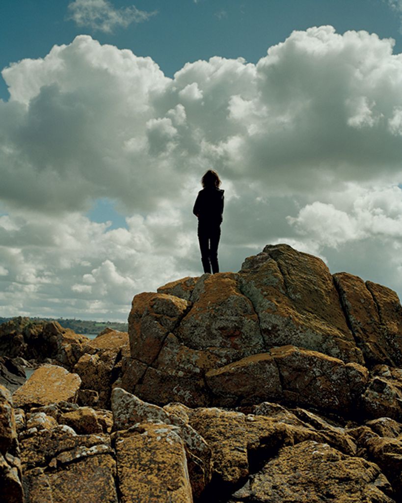 Photographie de Daniel Jack Lyons montrant une personne sur un rocher bordant la mer