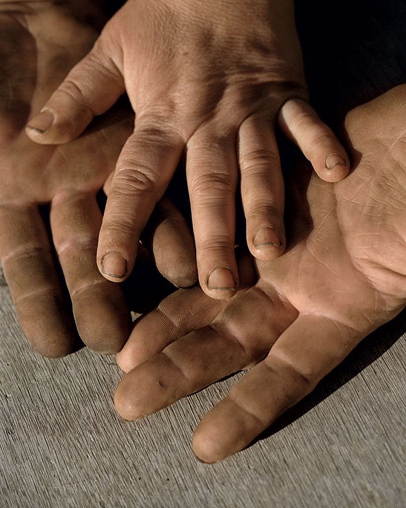 Photographie de Daniel Jack Lyons montrant des mains étendues