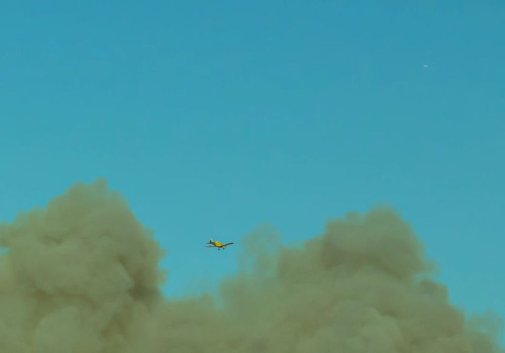 Un ciel bleu traversé par un avion.