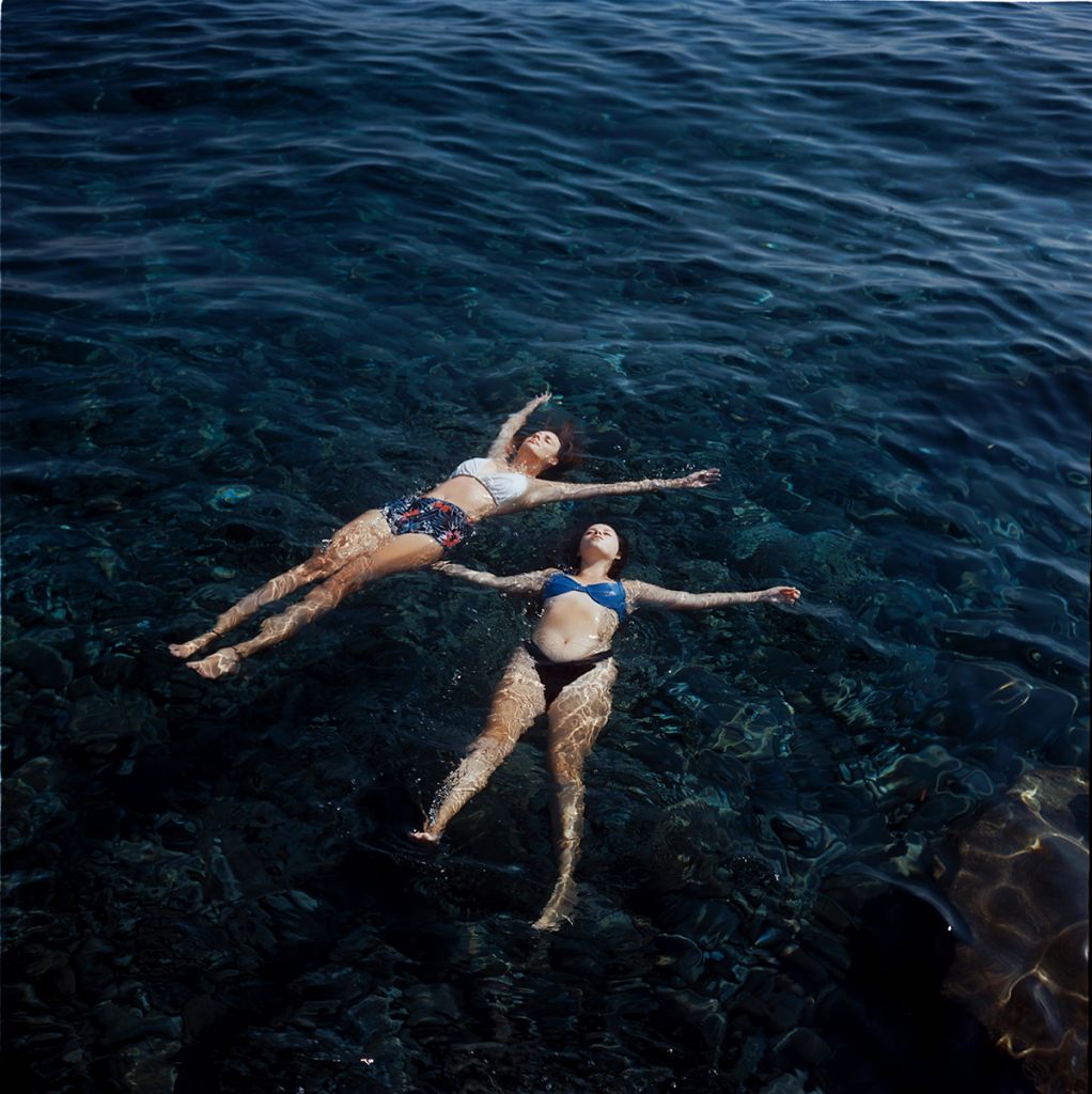 Deux adolescentes dans la mer