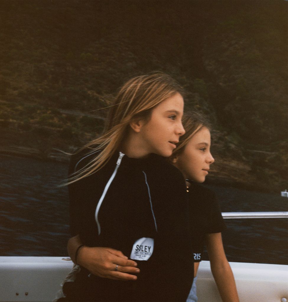 Deux jeunes filles sur un bateau