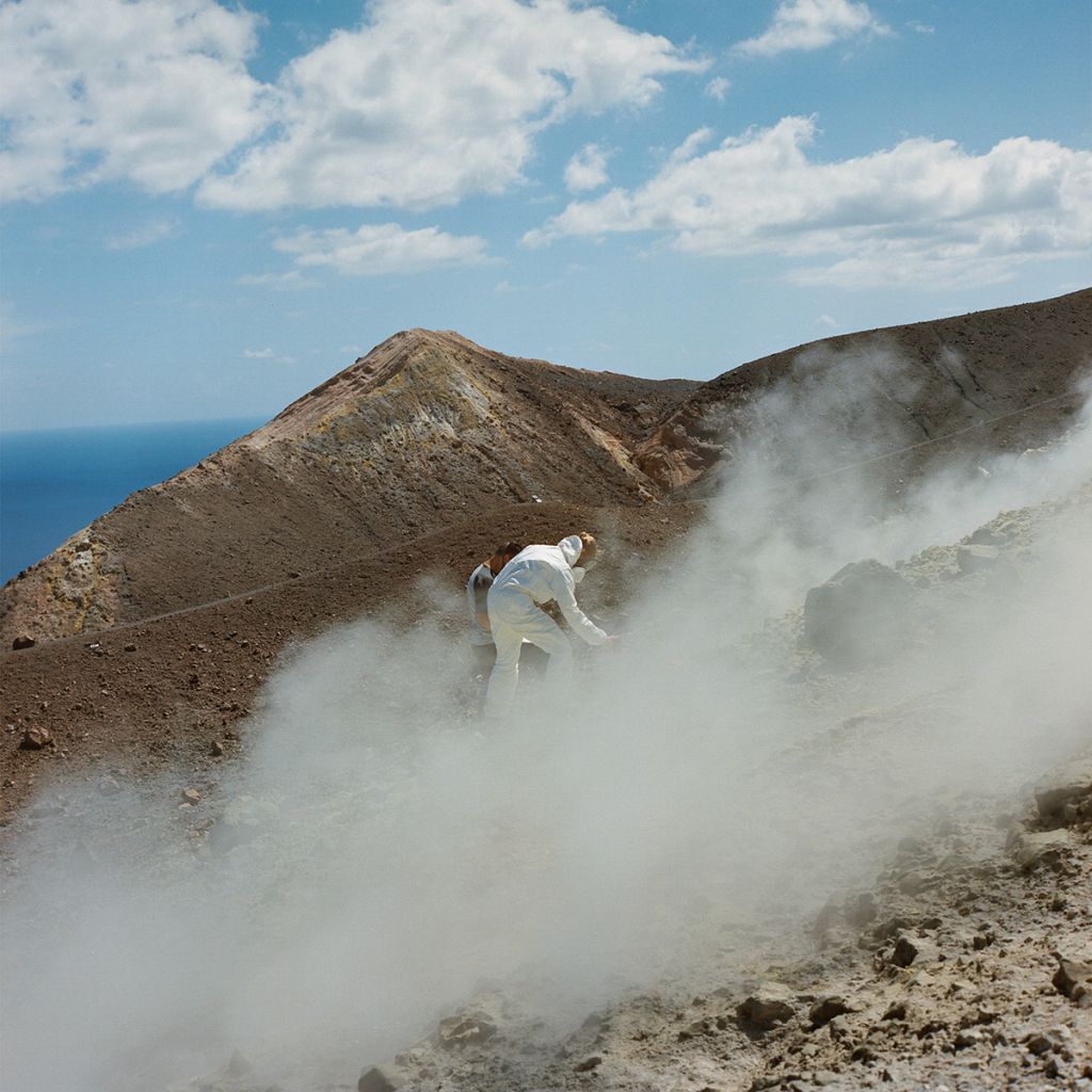 Scientifique sur un volcan