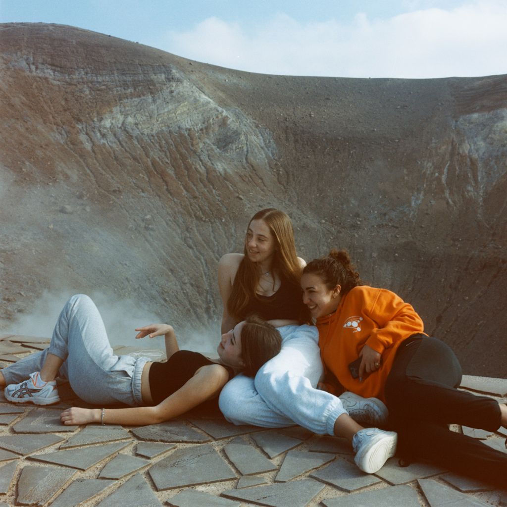 groupe d'adolescentes au bord d'un volcan