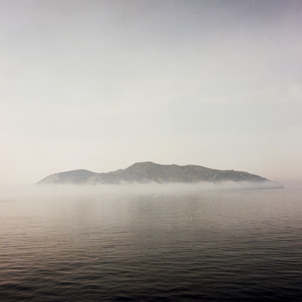 île apparaissant au loin dans la mer