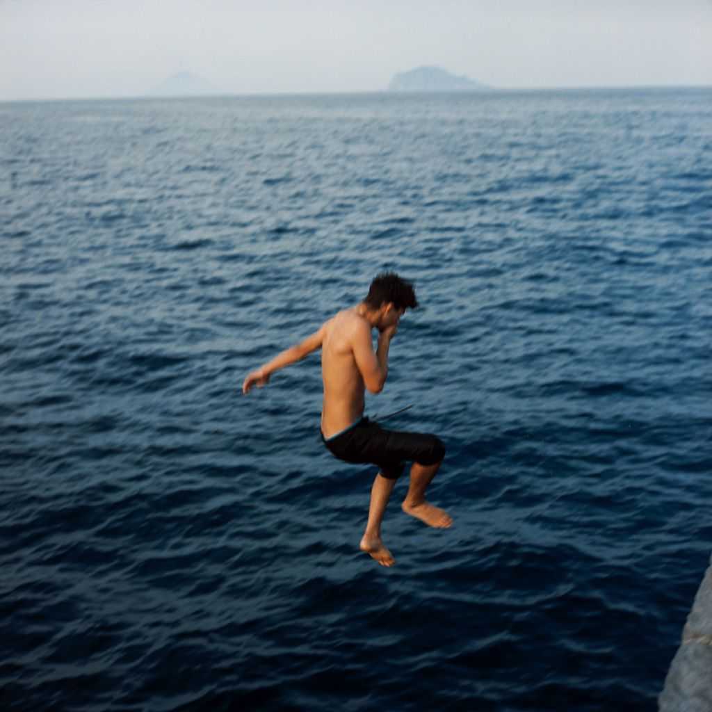 Adolescent sautant dans la mer