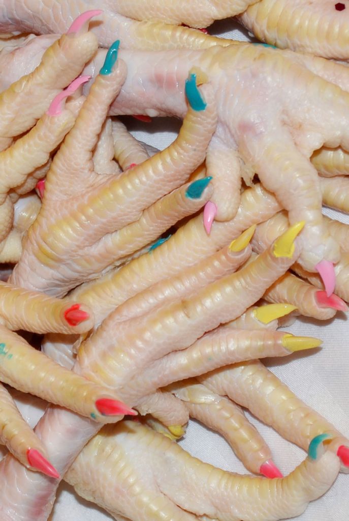 Pattes de poulets aux ongles vernis