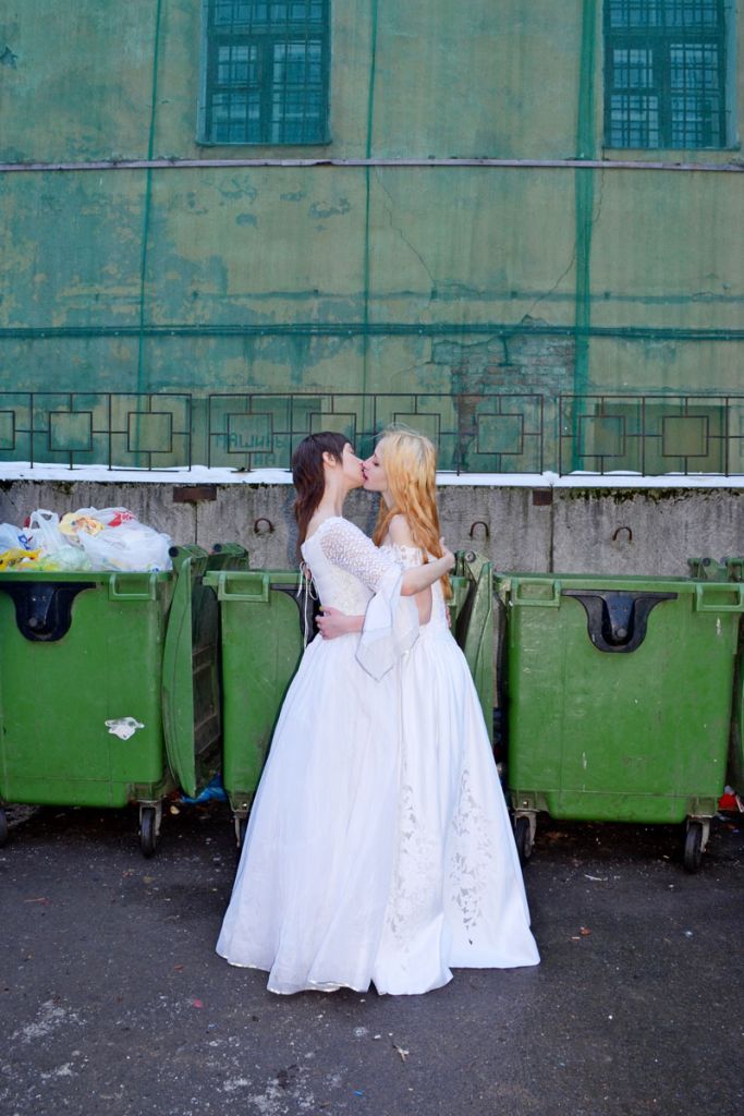 Image de deux femmes en robe de mariée qui s'enlacent et s'embrassent