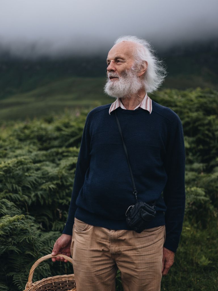 Photographie de Nancy Jesse montrant un homme tenant un panier, à Eigg, en Écosse.