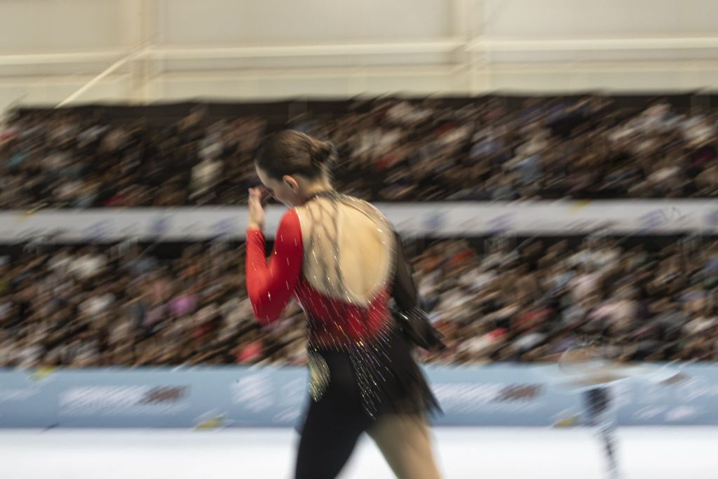 Photographie de Nathalie Champagne montrant une patineuse artistique