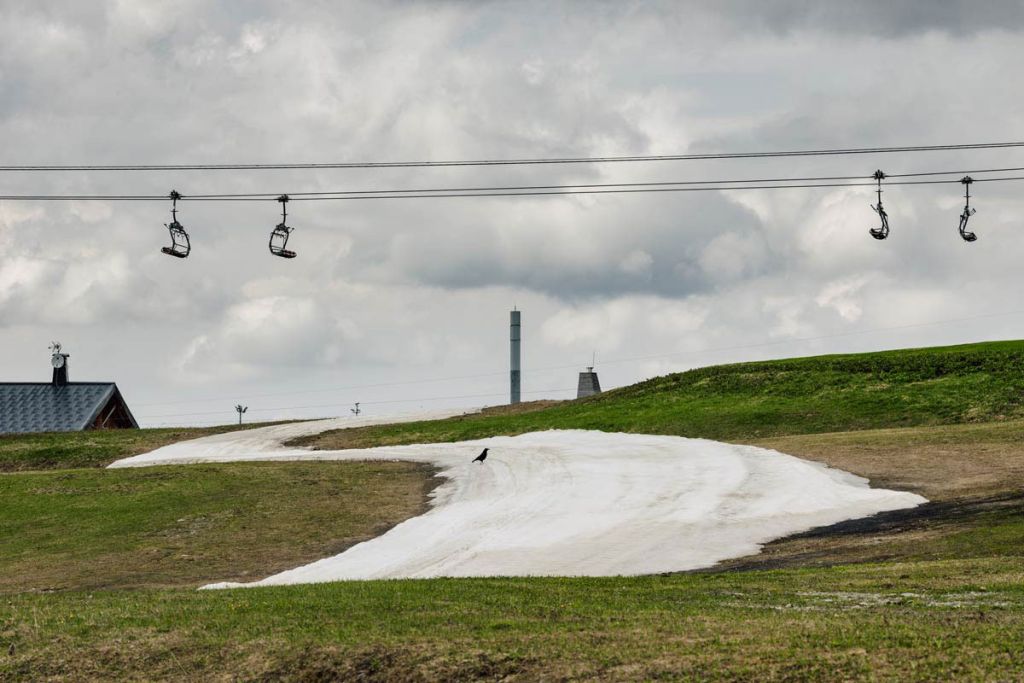 Une piste de ski sur laquelle la neige a à moitié fondu