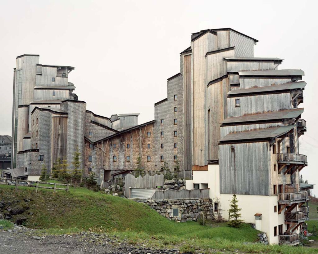 Une image de vieil hôtel de montagne