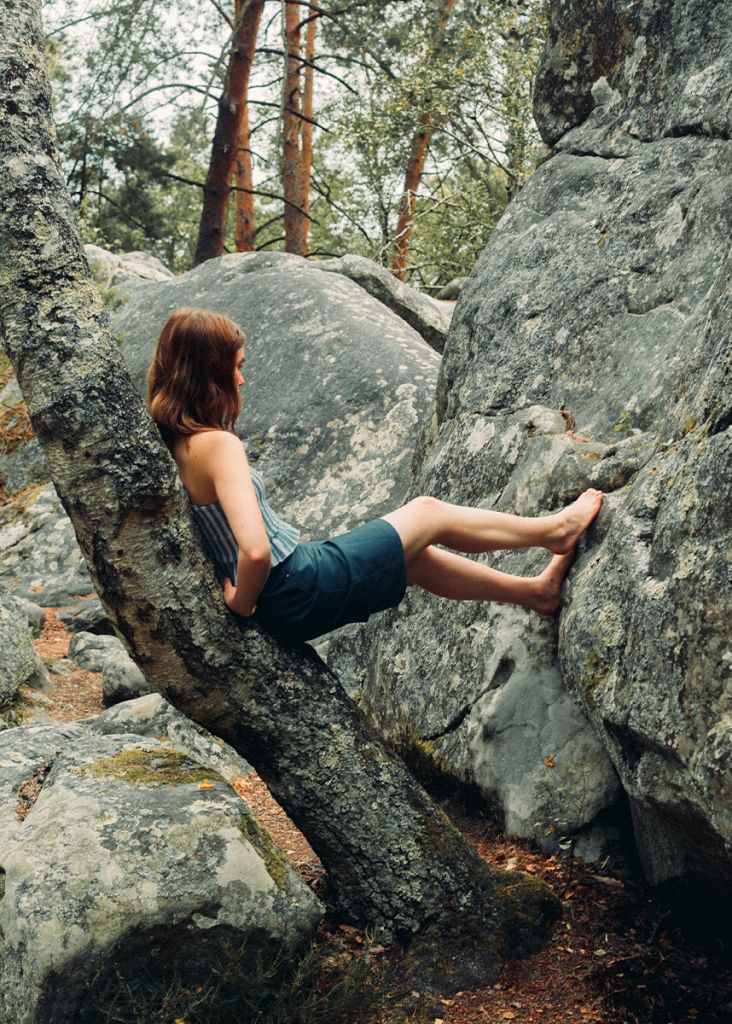 portrait d'une jeune fille dans un arbre