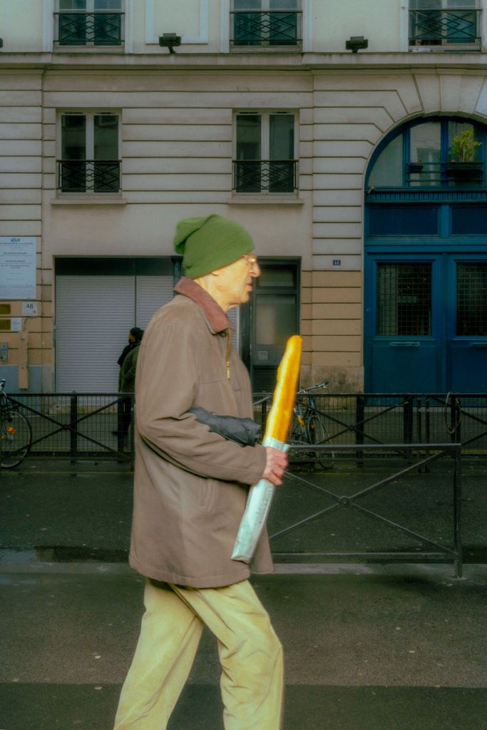 Photographie d'Alexis Barbe montrant un homme avec une baguette de pain