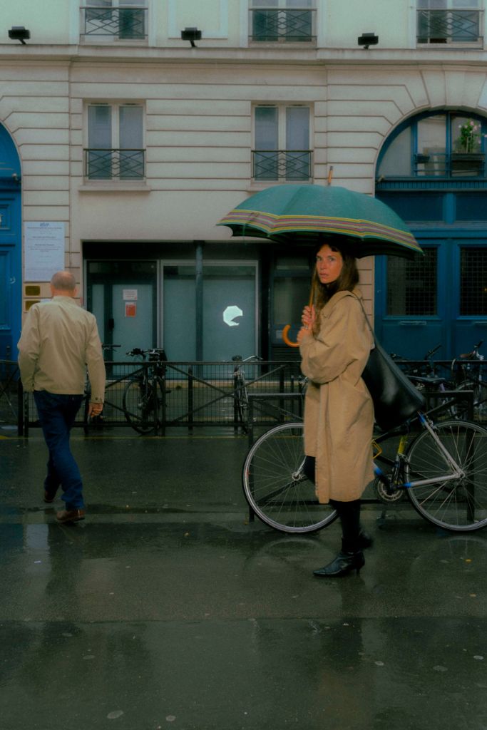 Photographie d'Alexis Barbe montrant une femme avec un parapluie