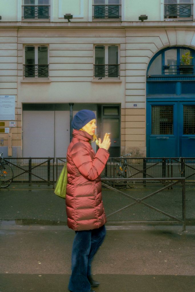 Photographie d'Alexis Barbe montrant une femme fumant une cigarette