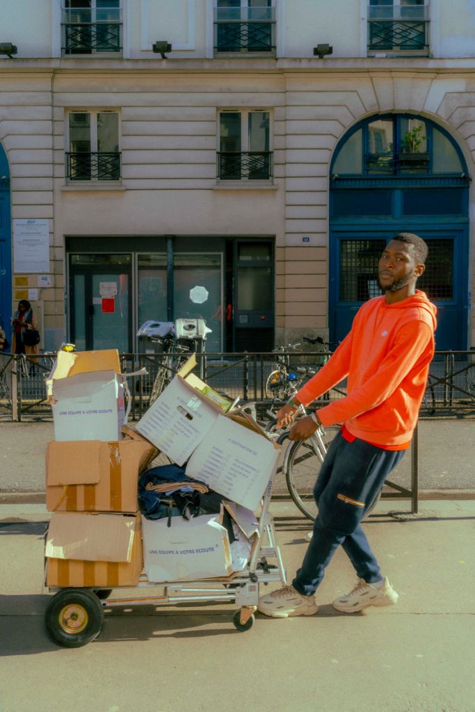 Photographie d'Alexis Barbe montrant une homme déplaçant des cartons