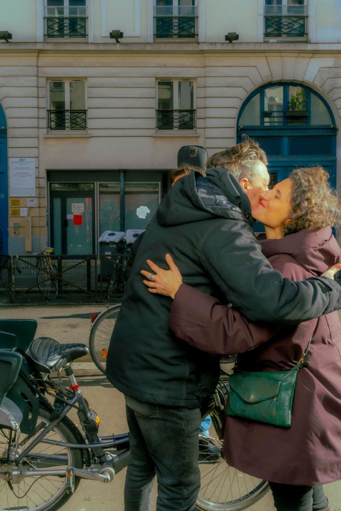 Photographie d'Alexis Barbe montrant deux personnes se faisant la bise