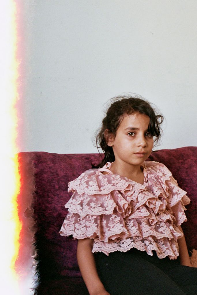 Portrait d'une jeune fille assise sur un canapé