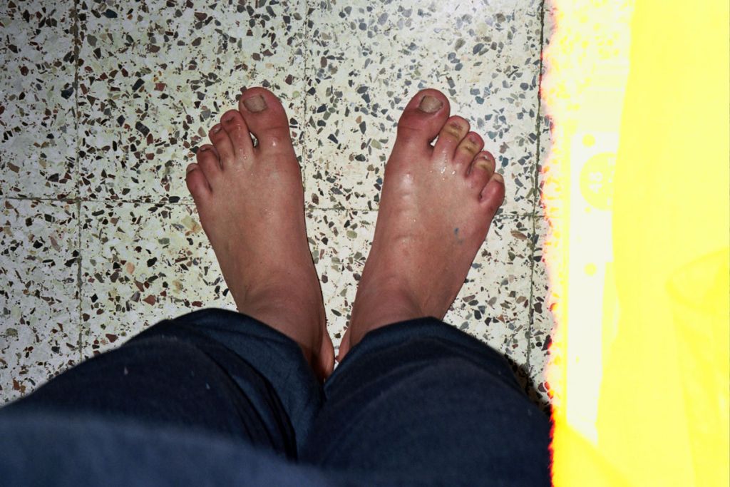 Une photo de pieds prise de haut