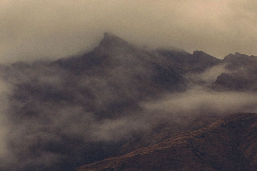 Des montagnes embrumées