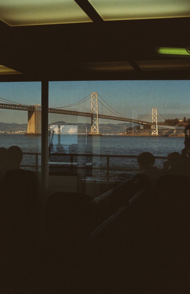 Photographie d'Eduardo Oropeza montrant le reflet d'un pont