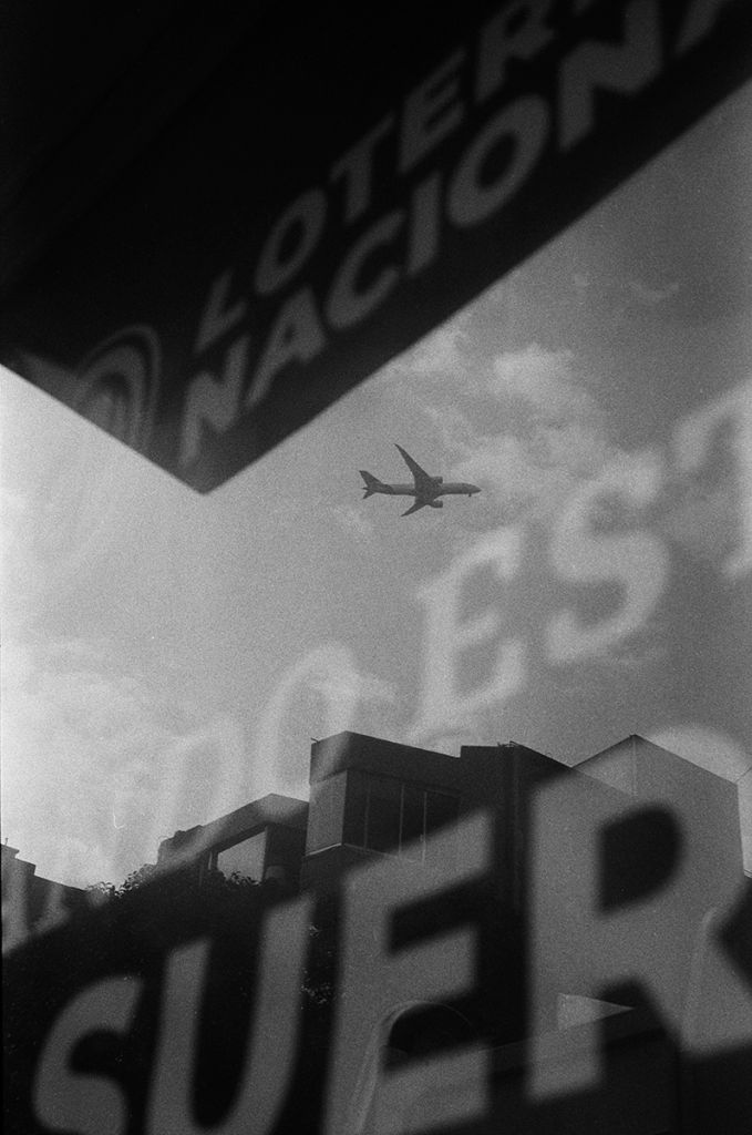 Photographie d'Eduardo Oropeza montrant le reflet d'un avion dans le ciel