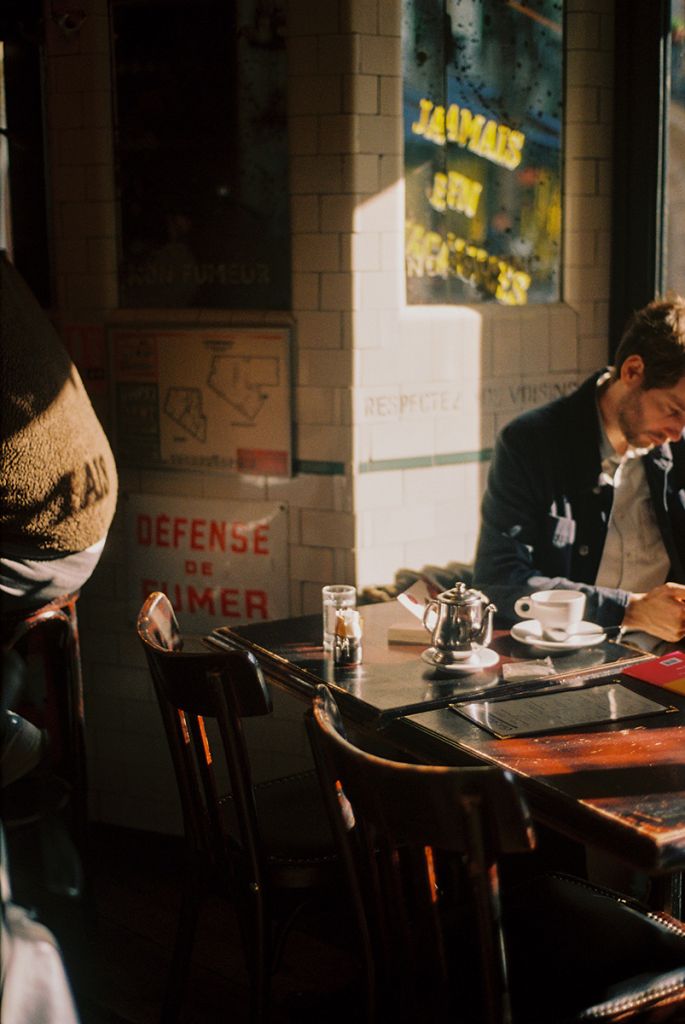 Photographie d'Eduardo Oropeza montrant un homme dans un café