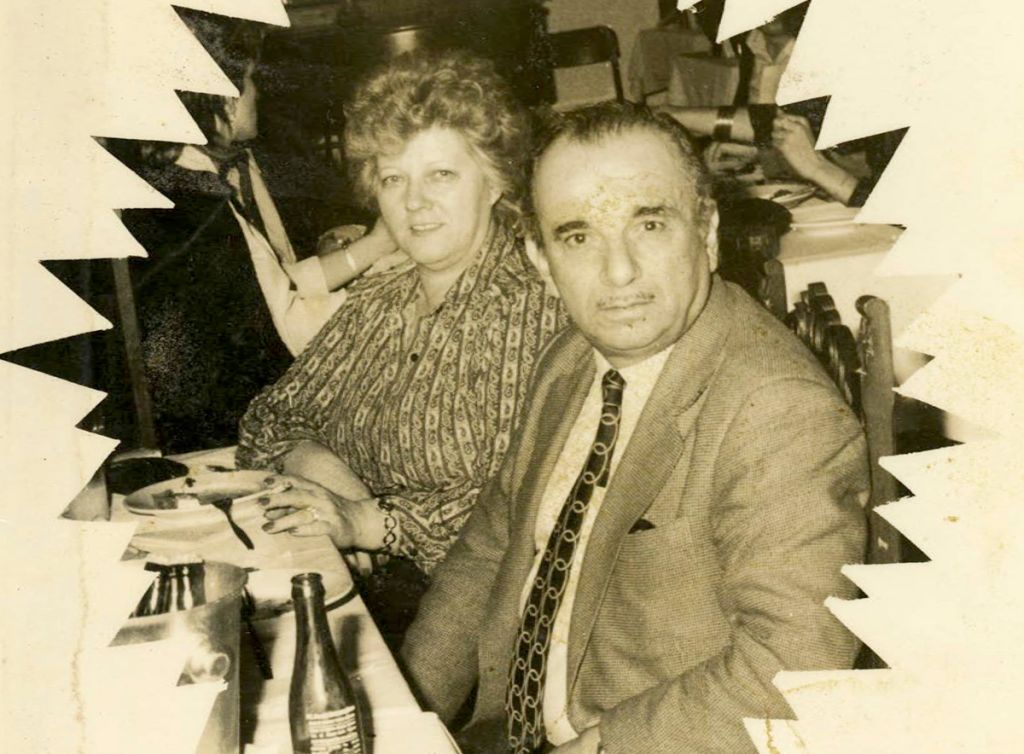 Photographie montrant un couple au restaurant dans les années 1960-1970.