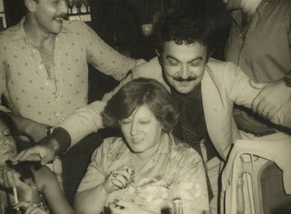 Photographie montrant des personnes dans un restaurant dans les années 1960-1970.