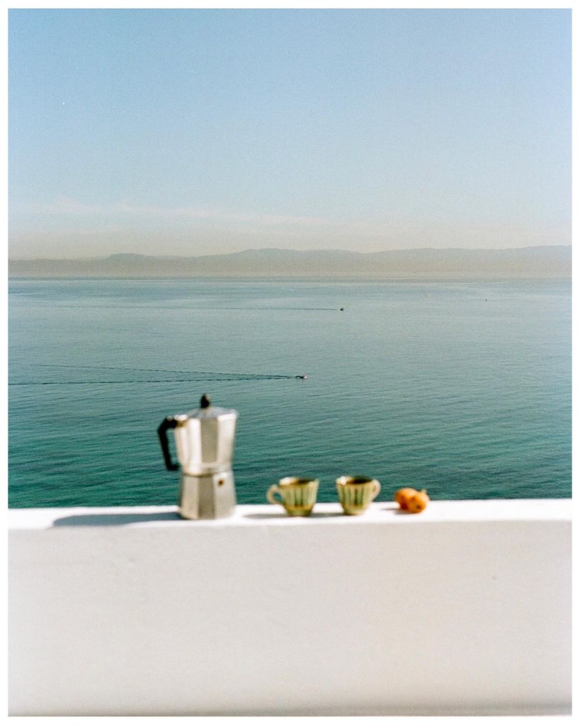 Cafetière moka et deux tasses font face à la mer.