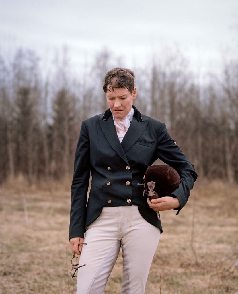 Autoportrait de Kati Leinonen en tenue de compétition d'équitation.