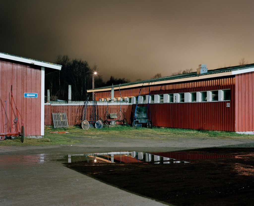 Photographie de Kati Leinonen montrant un centre équestre la nuit, pris au flash