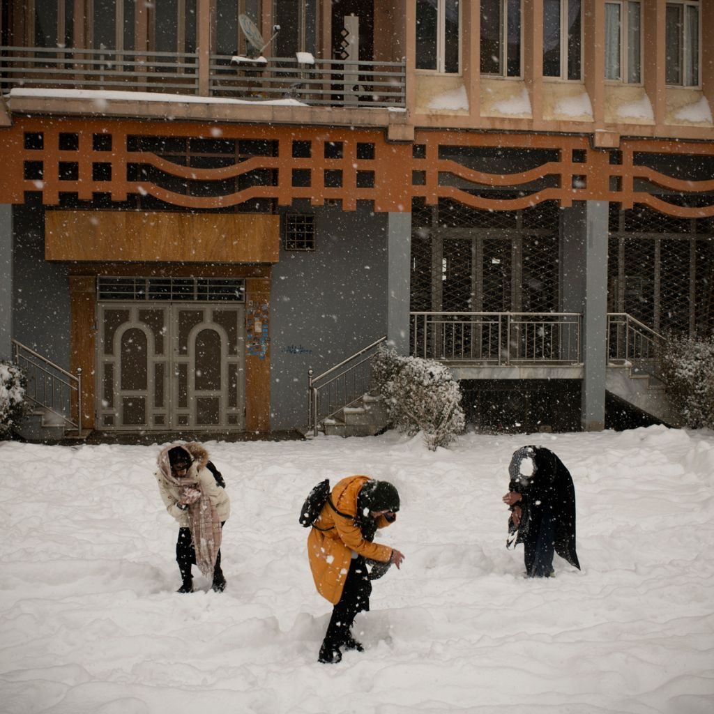 Photographie de Kiana Hayeri montrant des enfants jouant dans la neige en Afghanistan.