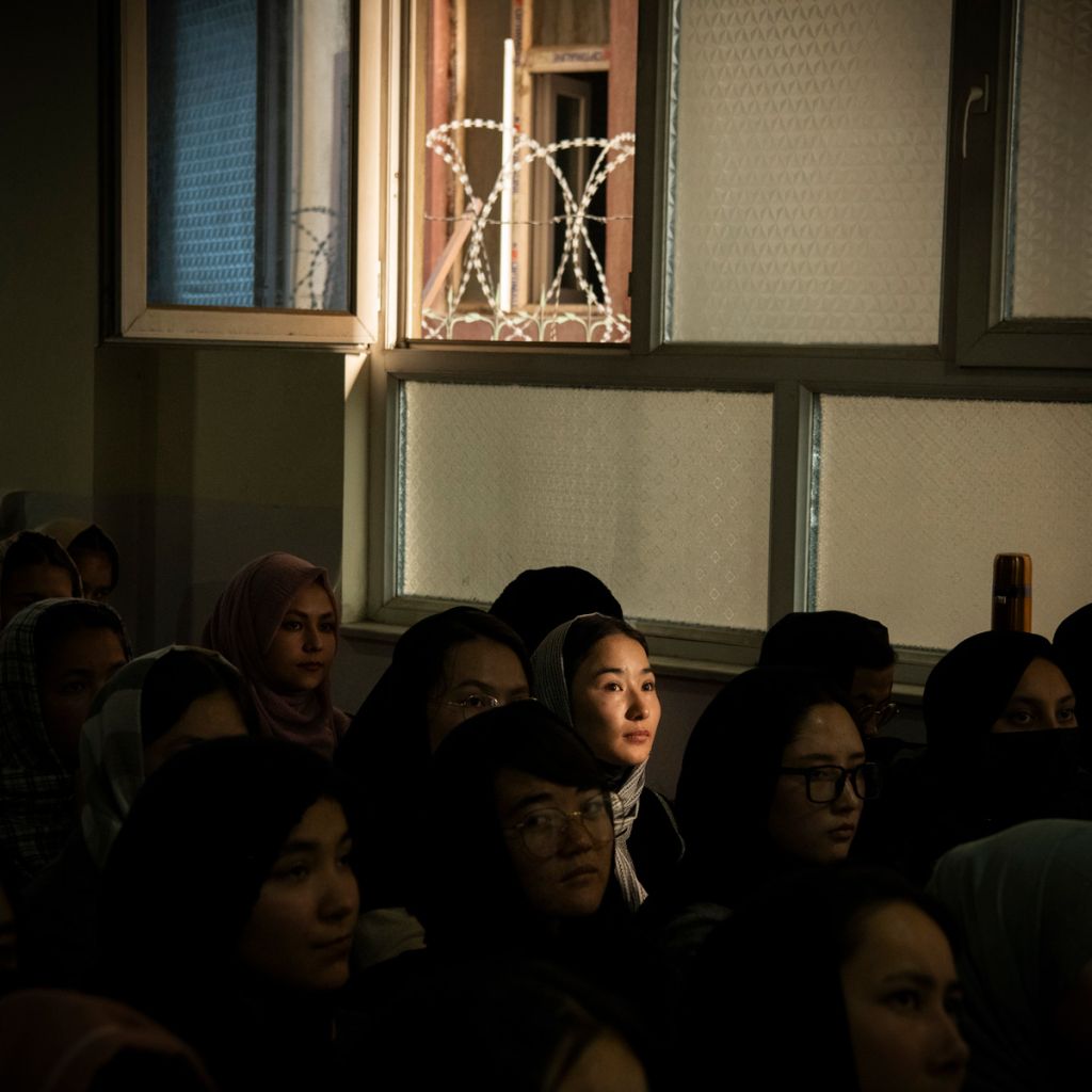 Photographie de Kiana Hayeri montrant une jeune femme afghane allant étudier malgré les risques depuis le retour des talibans.