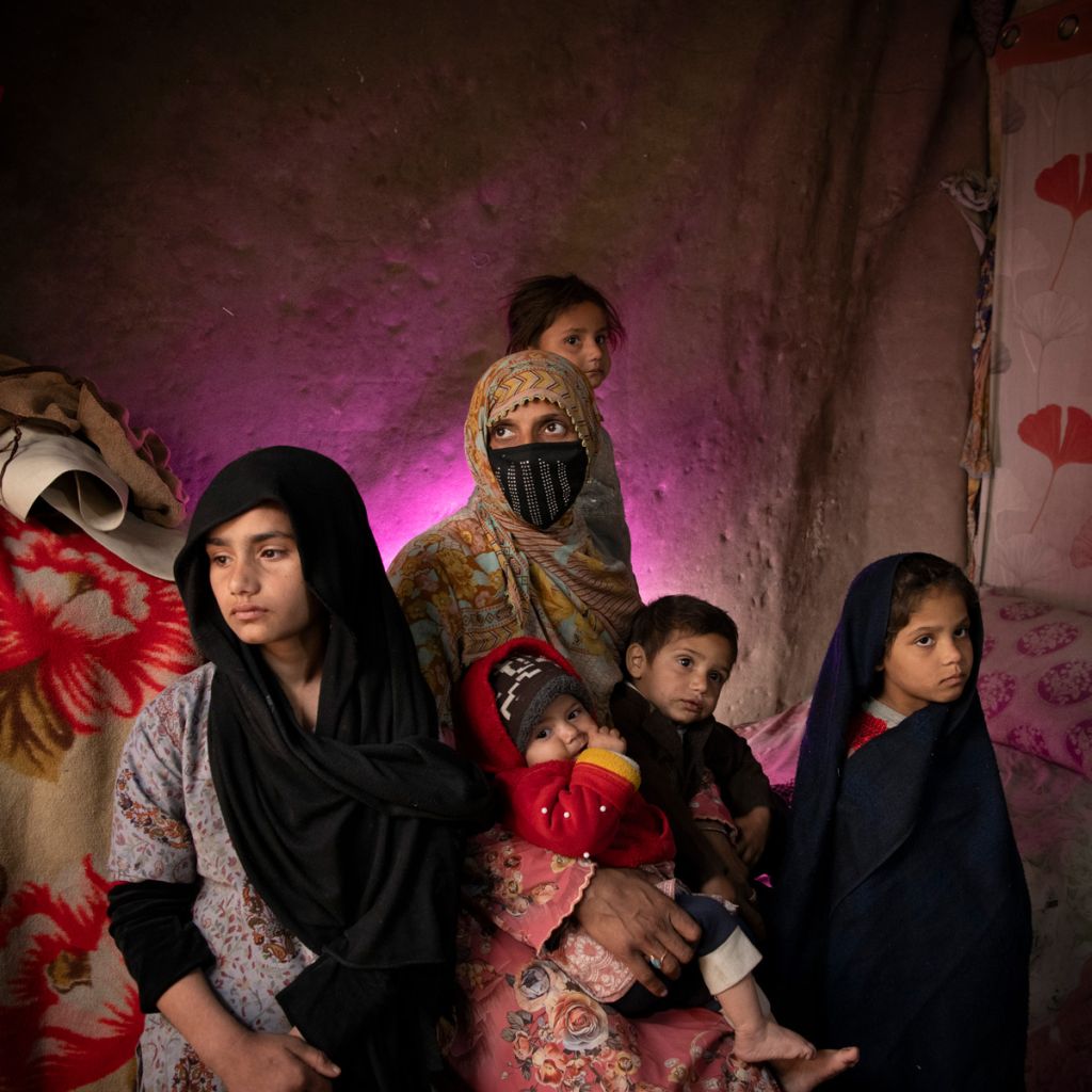 Photographie de Kiana Hayeri montrant une famille afghane expulsée du Pakistan depuis le retour des talibans.