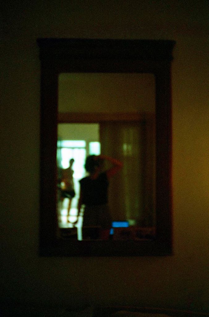 Photographie de Magdalena Ptiček montrant deux silhouettes dans un appartement