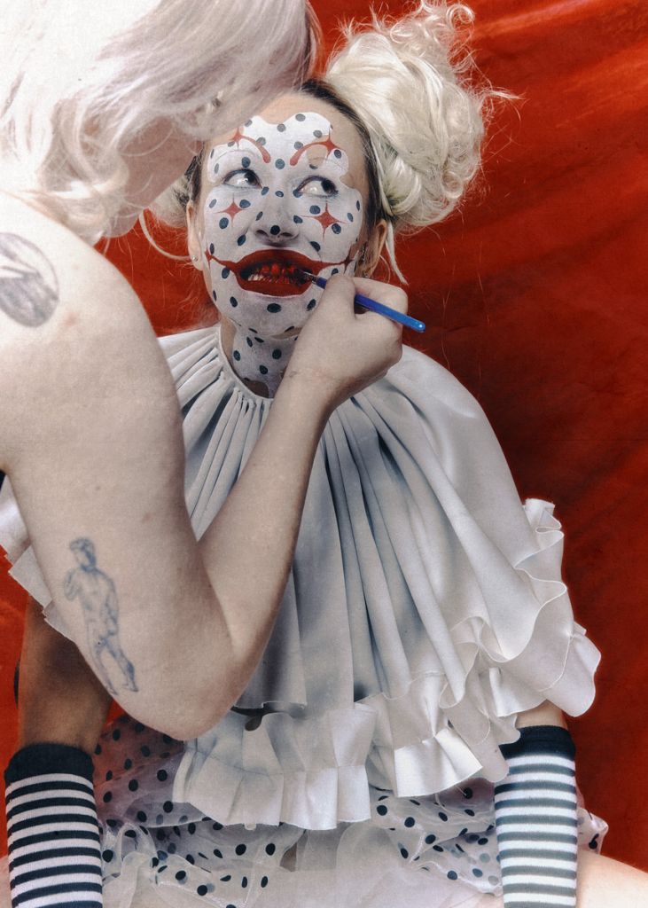 Portrait de mode réalisé par Mary Svyatskaya montrant une femme maquillant une femme en clown