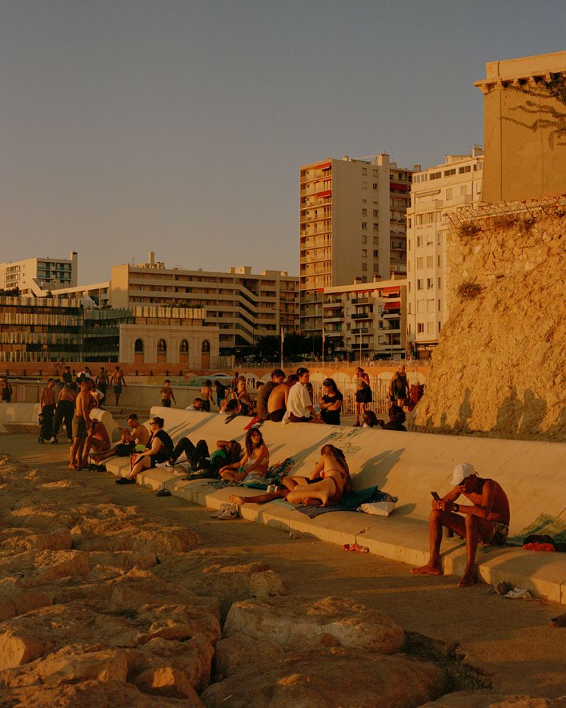 Photographie de Matthieu Croizier montrant des gens au bord de la Méditerranée