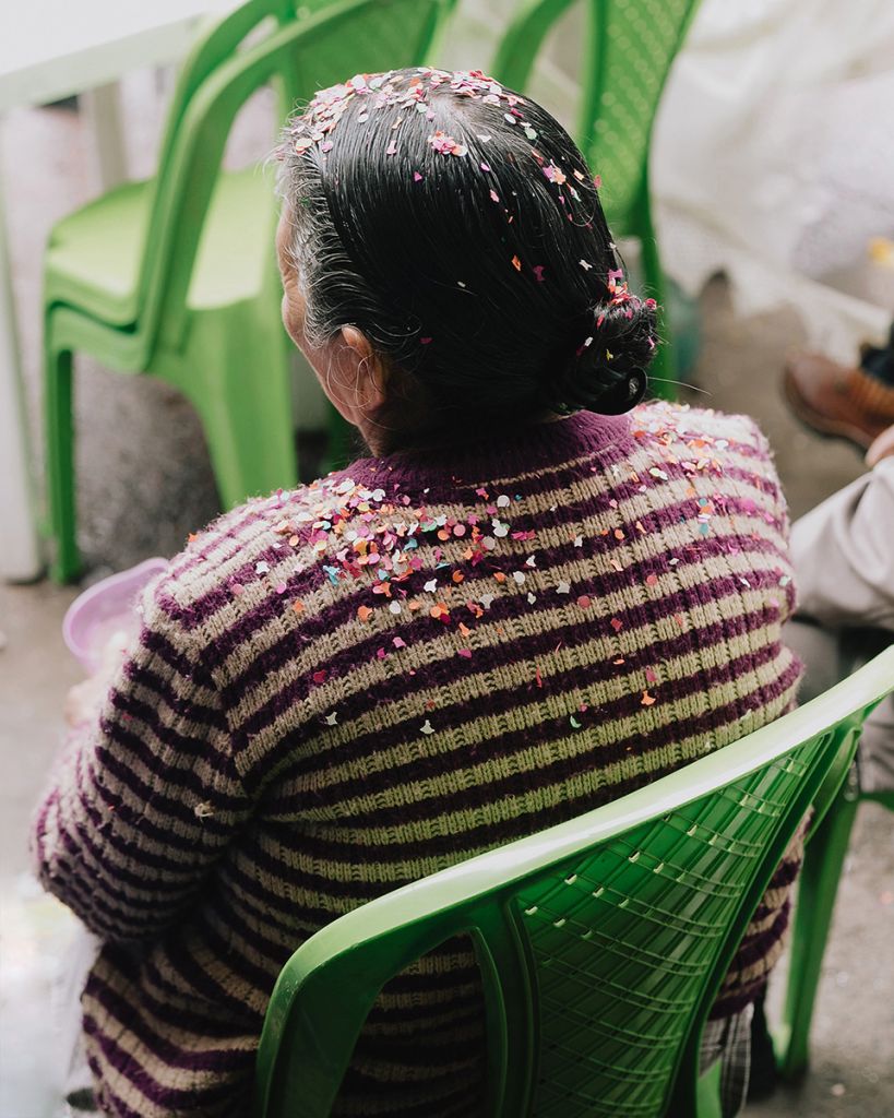 Photographie de Maximiliano Tineo montrant une femme de dos avec des confettis dans les cheveux