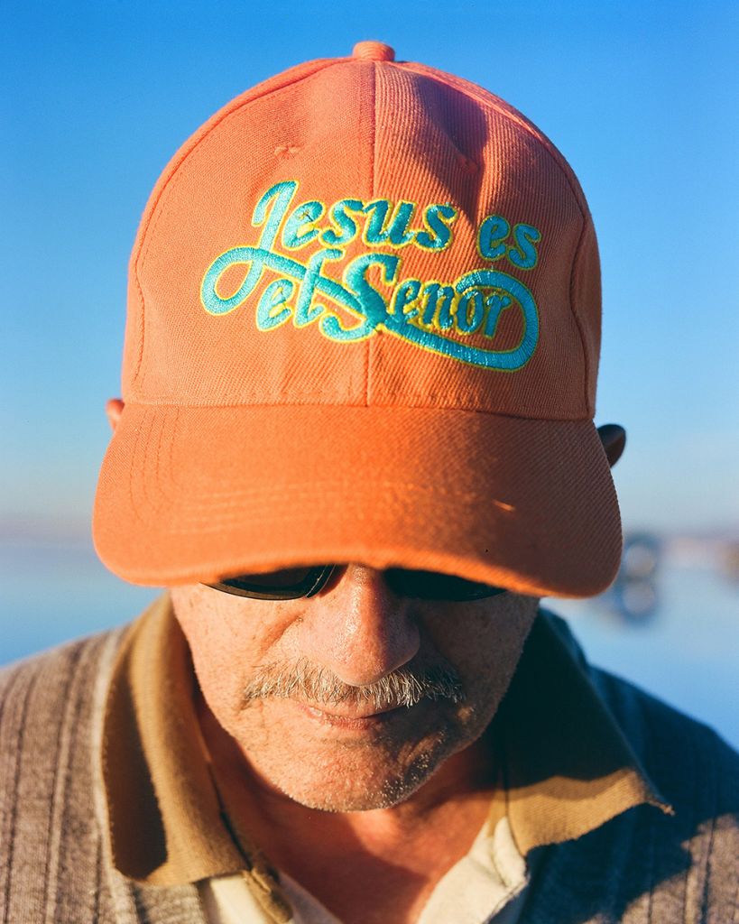 Photographie de Maximiliano Tineo montrant un homme portant une casquette orange