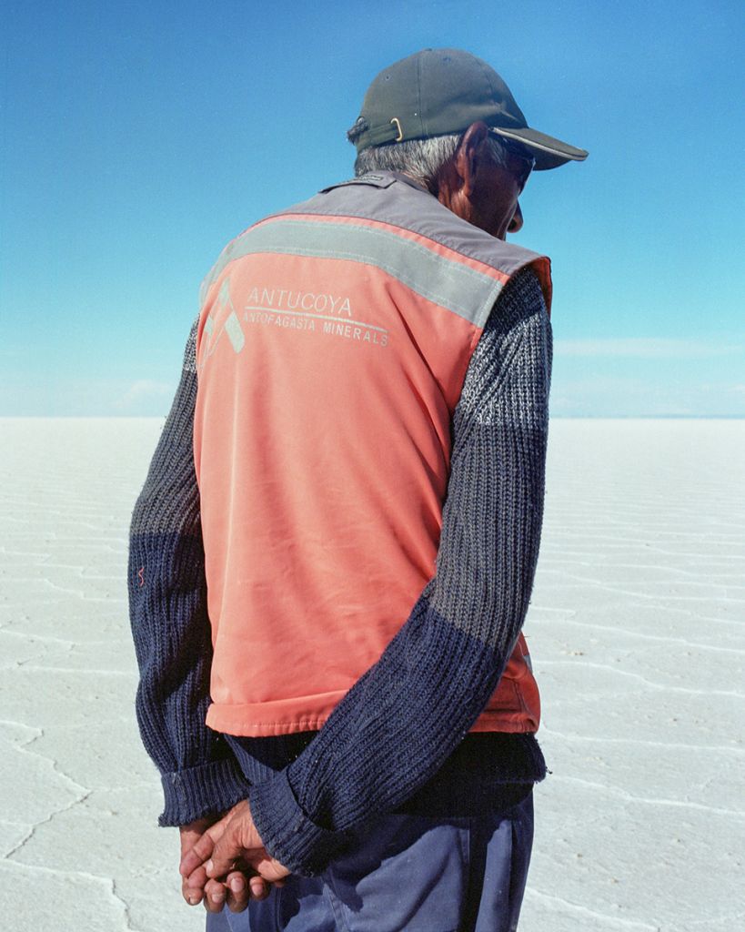 Photographie de Maximiliano Tineo montrant un homme de dos face à un désert de sel