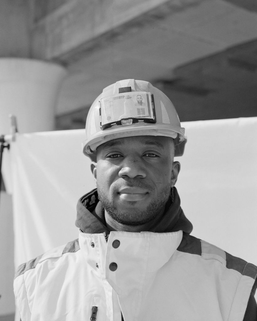 Portrait d'un ouvrier de chantier en noir et blanc.