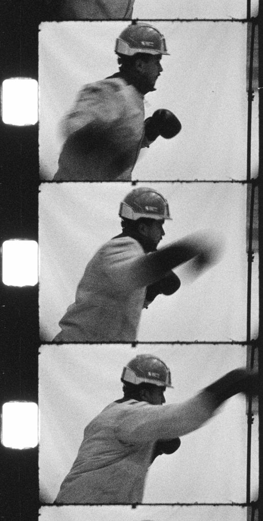 Un ouvrier de chantier qui joue à la boxe en noir et blanc.