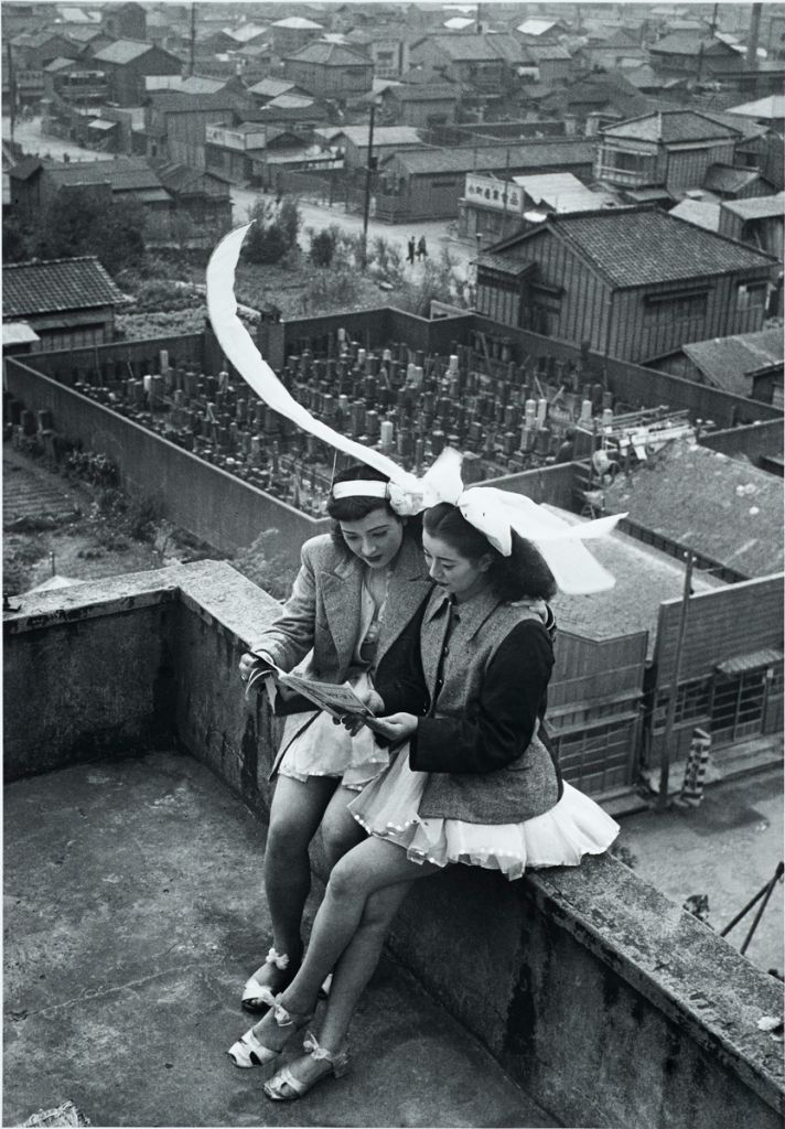 Photographie de Takeyoshi Tanuma montrant deux jeunes femmes sur un toit