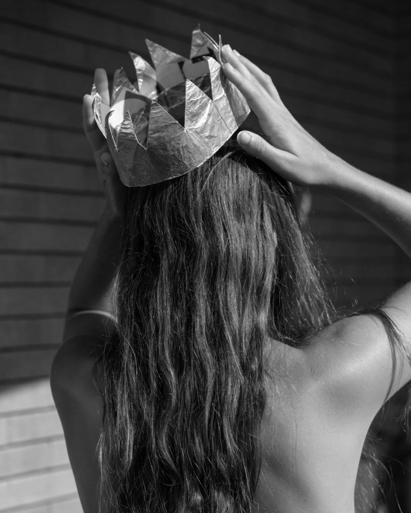 portrait d'une petite fille avec couronne en papier