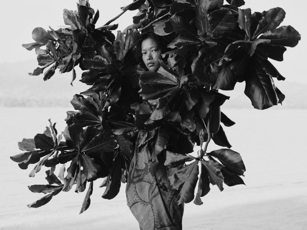 Image en noir et blanc d'une femme habillée de plantes