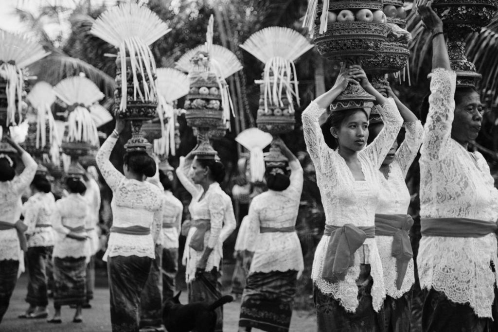 Photo en noir et blanc, des danseuses indonésiennes font une danse traditionnelle