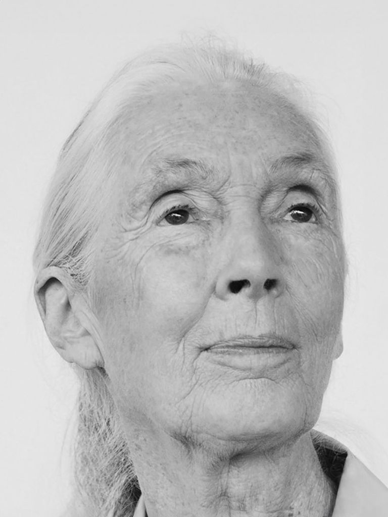 Photo en noir et blanc d'une femme âgée, aux cheveux blancs